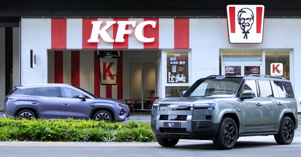充電インフラ: BYD×KFC「充電9分・食事9分」の異業種コラボ – 中国で広がるEV充電の新体験