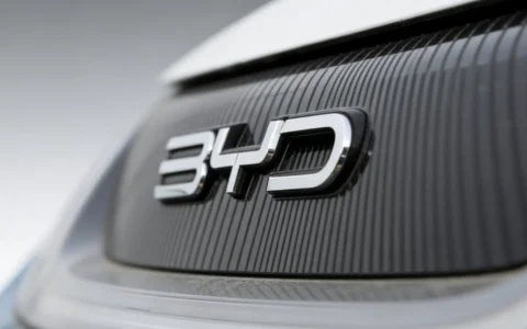 BYD: BYD、従業員10万人削減で87万人体制へ – 売上過去最高も利益19%減の実態