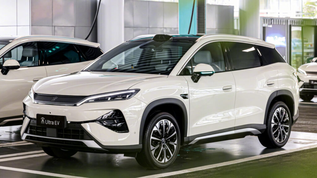 BYD Song Ultra EV、月販6万台超の背景 – フラッシュチャージと充電網5,500基の相乗効果